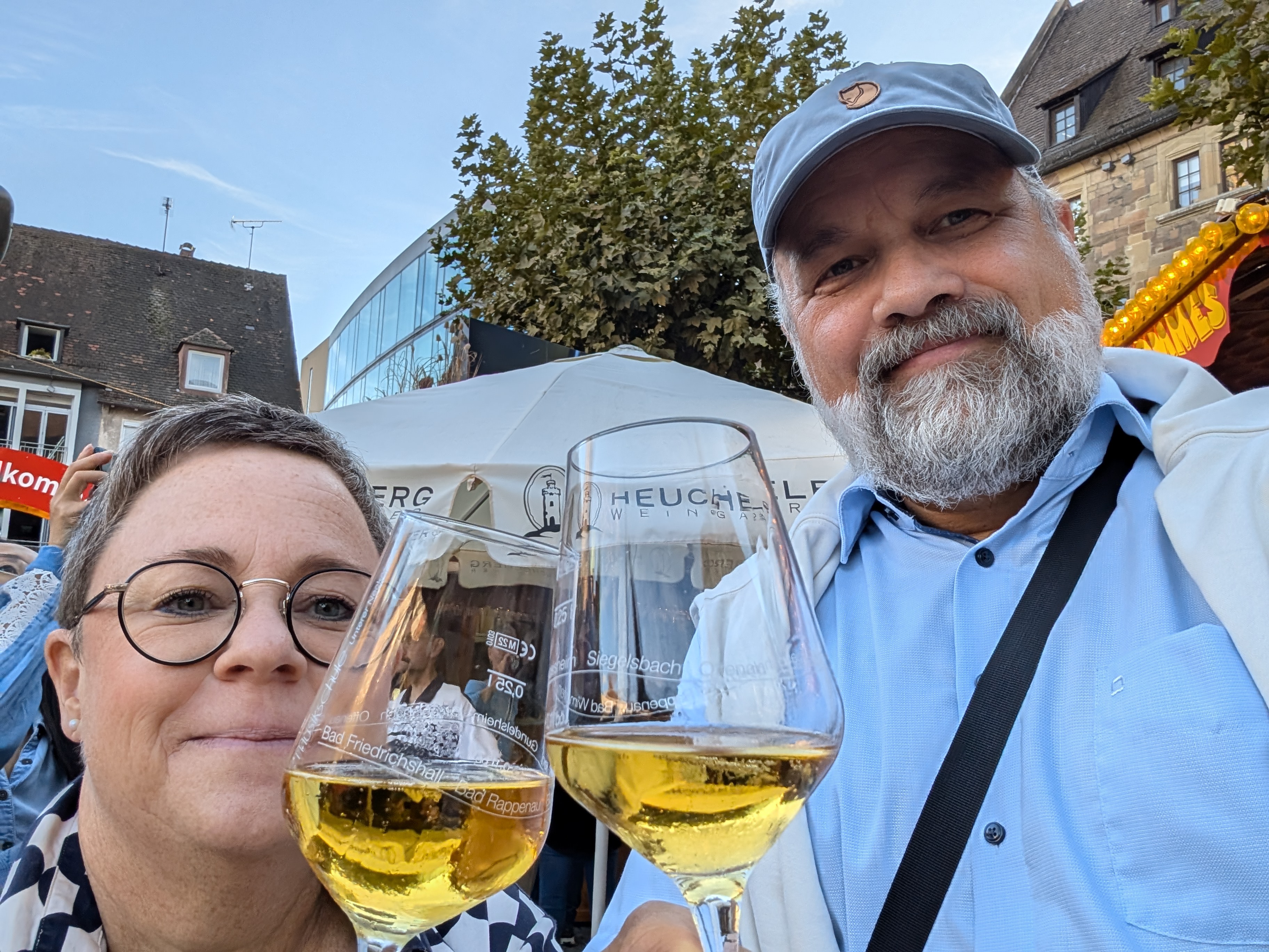 Mimi und Georg mit einem Weinglas in der Hand